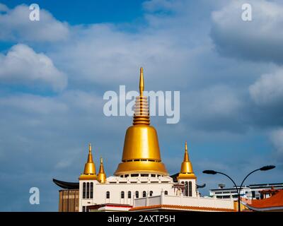 Singapore – 26 dicembre 2019 – stupa buddista d'oro / chaitya di Kong Meng San Phor Kark Vedere il monastero, noto anche come tempio Di Bright Hill a Singapore. Foto Stock