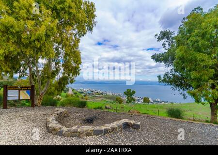 Tiberias, Israele - 10 febbraio 2020: Vista della Foresta Svizzera e del Mare di Galilea (Lago di Kinneret), Israele settentrionale Foto Stock