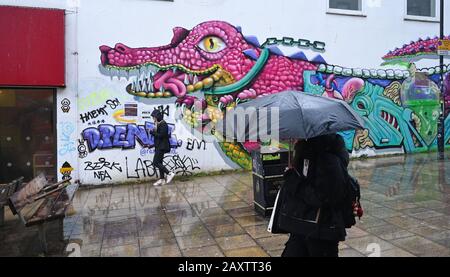 Brighton UK 13th Febbraio 2020 - Gli Ombrelli sono fuori nel centro di Brighton in una giornata bagnata e ventosa, mentre Storm Dennis si avvicina alla Gran Bretagna con forti venti e inondazioni che dovrebbero causare ulteriori danni questo prossimo fine settimana: Credit Simon Dack / Alamy Live News Foto Stock