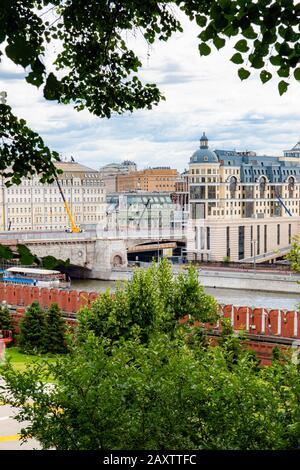 Vista dal Cremlino di Mosca all'argine del fiume Mosca, Ponte Bolshoy Moskvoretsky sotto restauro e la Banca Centrale di Russia Gener Foto Stock