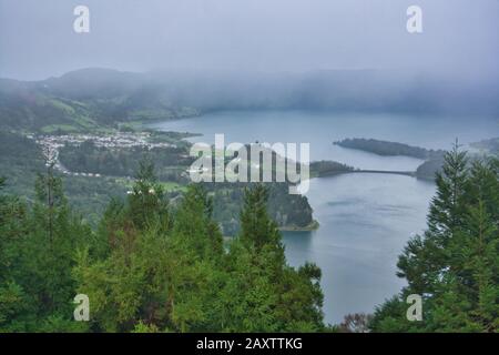 Vista pittoresca del lago di Sete Cidades (lago delle sette Città), un lago vulcanico sull'isola di Sao Miguel, Azzorre, Portogallo. Vista da Vista do Re Foto Stock