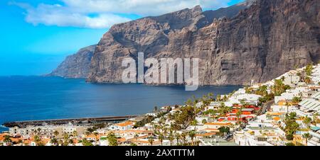Isola di Tenerife in una giornata estiva panoramica paesaggio. Incredibile vista aerea sull'oceano e sulle rocce. Località balneare. Foto Stock
