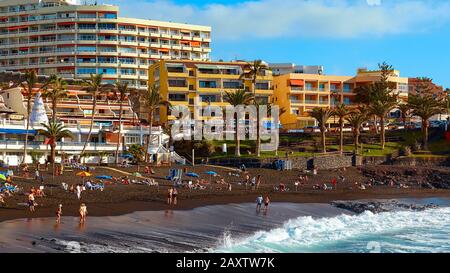 Spagna, Tenerife, Puerto de Santiago - 14 dicembre 2018: Vista sulla stazione balneare al tramonto estivo. Foto Stock