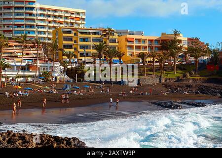 Spagna, Tenerife, Puerto de Santiago - 14 dicembre 2018: Vista sulla stazione balneare al tramonto estivo. Foto Stock