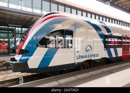 Leman Express treno motore e carrozze / carrozze alla piattaforma di Ginevra Cornavin stazione ferroviaria. Svizzera (112) Foto Stock