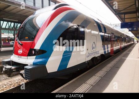 Leman Express treno motore e carrozze / carrozze alla piattaforma di Ginevra Cornavin stazione ferroviaria. Svizzera (112) Foto Stock