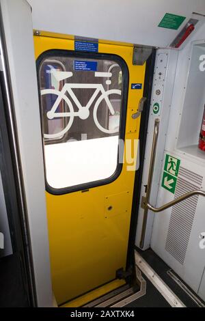 Interno che mostra l'uscita della porta dall'interno della carrozza ferroviaria svizzera / SBB CFF FFS trasporto ferroviario vicino alla zona ciclabile / deposito biciclette, a Ginevra (112) Foto Stock