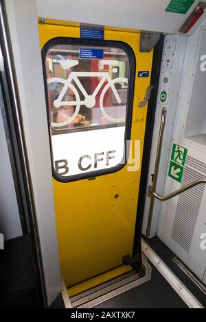 Interno che mostra l'uscita della porta dall'interno della carrozza ferroviaria svizzera / SBB CFF FFS trasporto ferroviario vicino alla zona ciclabile / deposito biciclette, a Ginevra (112) Foto Stock