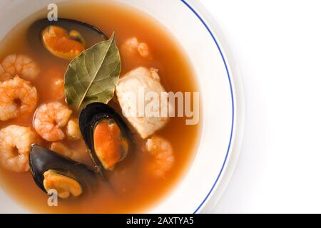 Zuppa francese di bouillabaisse in piatto bianco isolato su sfondo bianco Foto Stock