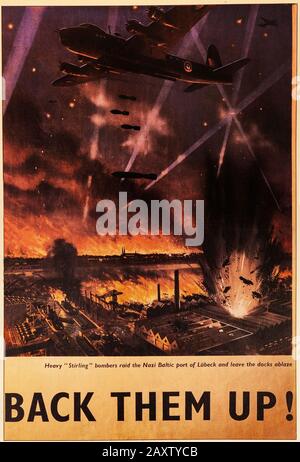 Un poster di propaganda della seconda guerra mondiale inglese che illustra La Breve Stirling Heavy Bombers, sul porto tedesco odf Lubeck. Lo Stirling fu il primo bombardiere a quattro alberi ad essere introdotto in servizio con la Royal Air Force (RAF) e Stirling entrò nel servizio squadron nel 1941. Durante il suo uso come bombardiere, i piloti hanno elogiato il tipo per la sua capacità di out-turn nemici notte combattenti e le sue favorevoli caratteristiche di gestione, mentre il soffitto di altitudine era spesso oggetto di critiche. Foto Stock