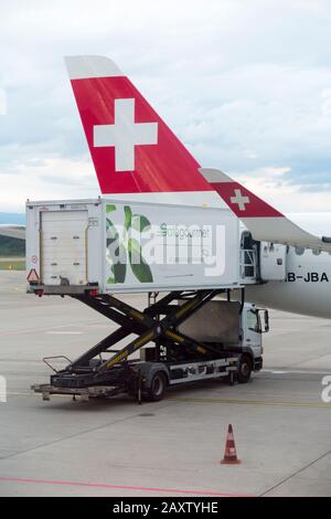 Gate Gourmet compagnia aerea forniture di catering - pasti a bordo / in volo spuntini - essere caricato su un volo / aereo svizzero presso l'aeroporto GVA di Ginevra in Svizzera. (112) Foto Stock