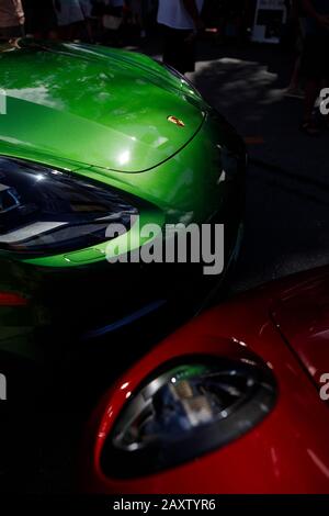 Rosso e verde Porsche supercar naso a naso Foto Stock