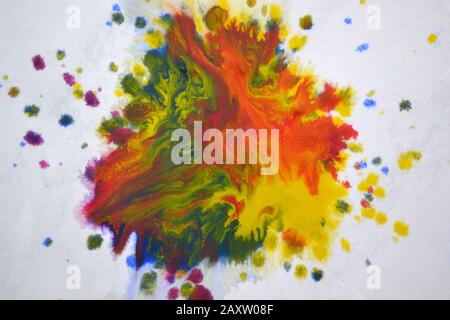 macchie isolate grandi macchie macchie di spruzzi di colori misti su uno sfondo bianco Foto Stock