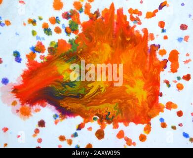 macchie isolate grandi macchie macchie di spruzzi di colori misti su uno sfondo bianco Foto Stock