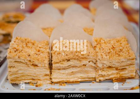 Torte fatte in casa a Napoleone, pasta sfoglia crema pasticcera torta. Foto Stock