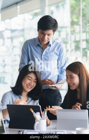 Giovani imprenditori di avvio al lavoro di squadra riunione di brainstorming per discutere il nuovo progetto di investimento. Foto Stock