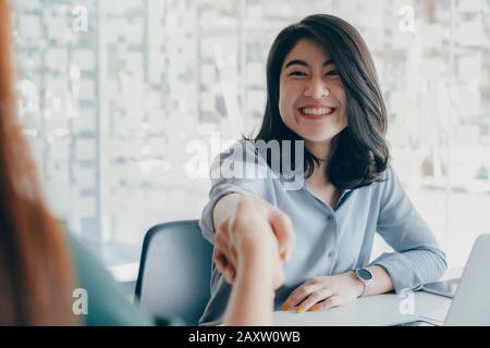 Businessmans handshake. Gli imprenditori di successo lo handshaking dopo un buon affare. Business Meeting di partenariato concetto. Foto Stock