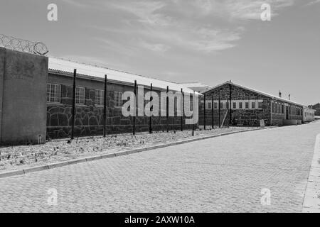 Robben Island, Sudafrica - 24 novembre 2019: Celle di prigione e altri edifici in disuso sull'isola di Robben Foto Stock