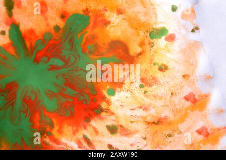 Arancione, rosso, verde, macchie, schizzi, gocce, macchie su sfondo bianco. Pattern astratto Foto Stock