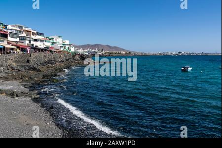 Costa di Lanzarote nella città turistica di Playa Blanca Foto Stock