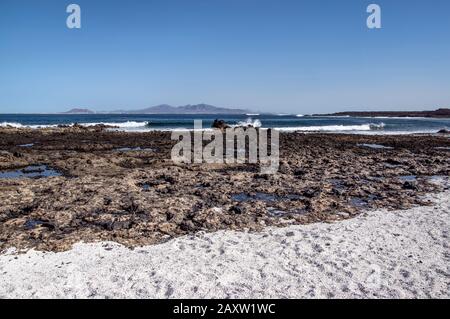 Riva di Fuerteventura con Lanzarote Island visibile in lontananza Foto Stock