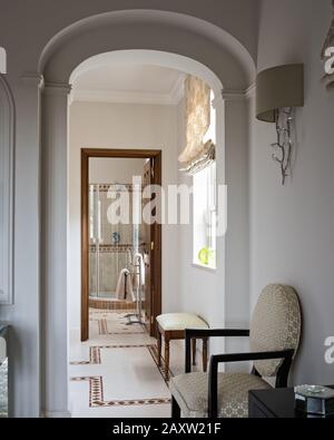 Poltrona su arco per bagno Foto Stock