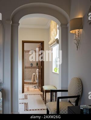 Poltrona su arco per bagno Foto Stock