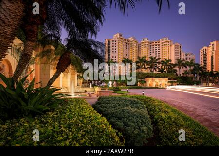 Lobby d'ingresso condominiale di Cape Marco con fontane e palme, lussuosa comunita' gated nell'Isola di Marco, Florida Foto Stock