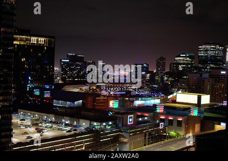 Vista notturna con vista sul Crown Casino Southbank e gli edifici commerciali del CBD di Melbourne Foto Stock