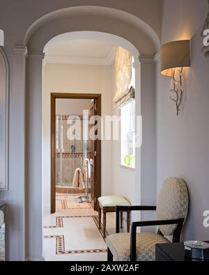 Poltrona su arco per bagno Foto Stock