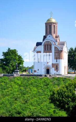 Chiesa cristiana in una soleggiata giornata estiva Foto Stock