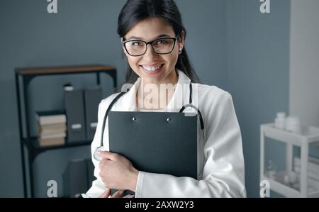 Ritratto di giovane donna, interno Foto Stock