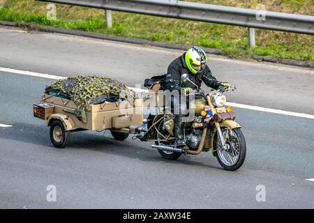 KHaki Military Royal Enfield Motorcycle con rimorchio da campeggio sull'autostrada M61, Manchester, Regno Unito; biciclette classiche, caro motocicletta veterano, Restaurato vecchio timer, motori da collezione, patrimonio d'epoca, vecchi conservati, collezionabili restaurati trasporto guida nel Regno Unito. Foto Stock