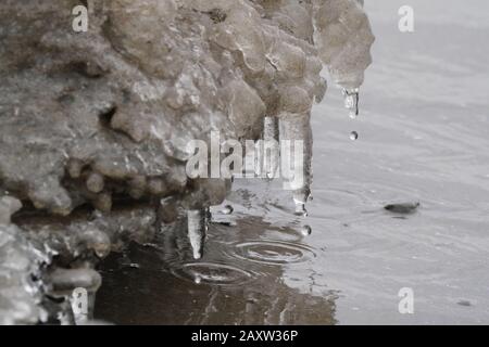 Sabbia ghiacciata e formazioni d'acqua sul lago Foto Stock