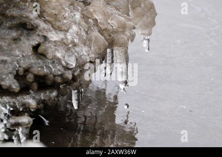 Sabbia ghiacciata e formazioni d'acqua sul lago Foto Stock