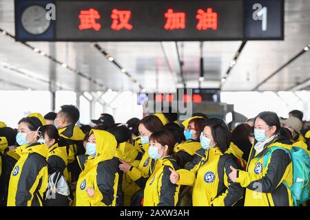 Pechino, La Provincia Hunan Della Cina. 8th Feb, 2020. I membri del team medico del Terzo Xiangya Hospital della Central South University si riuniscono alla stazione ferroviaria Changsha South di Changsha, nella provincia centrale della Cina di Hunan, 8 febbraio 2020. Credito: Chen Zeguo/Xinhua/Alamy Live News Foto Stock