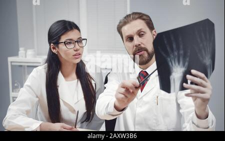 I medici discutono di immagini radiografiche Foto Stock