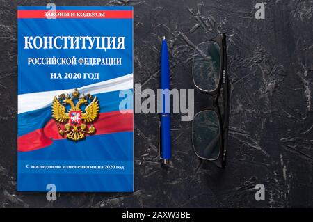 Kazan, Russia-Gennaio, 20, 2020. La Costituzione è la legge fondamentale della Federazione russa sullo sfondo. Il concetto di cambiamento della Costituzione Foto Stock