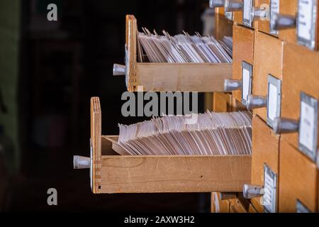 Vecchia libreria o catalogo di riferimento archivio con cassetto schede aperto. Concetto di database e catalogo delle conoscenze Foto Stock