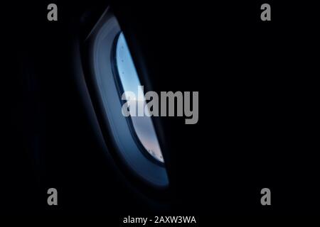 Vista sulla luna piena da un aereo fuori dalla finestra Foto Stock