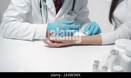 Primo piano medico che fa l'iniezione Foto Stock