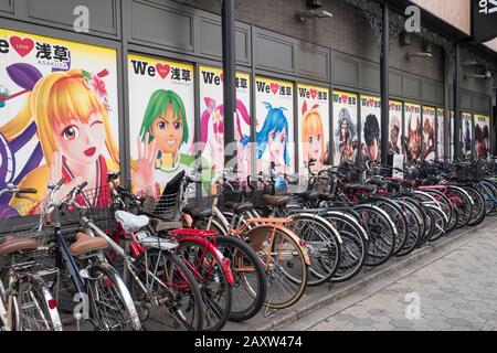 Giappone, Tokyo: Parcheggio per biciclette e ritratti di personaggi di videogiochi nel distretto di Asakusa Foto Stock