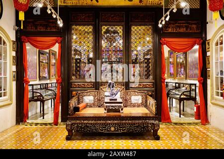 Letto di oppio antico al Pinang Peranakan Mansion Museum, Penang, Malesia Foto Stock