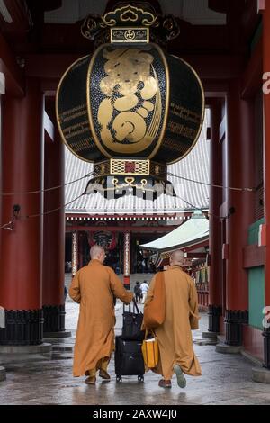 Giappone, Tokyo: Tempio senso-ji nel quartiere di Asakusa. Due monaci cinesi con i loro bagagli nel tempio senso-Ji Foto Stock