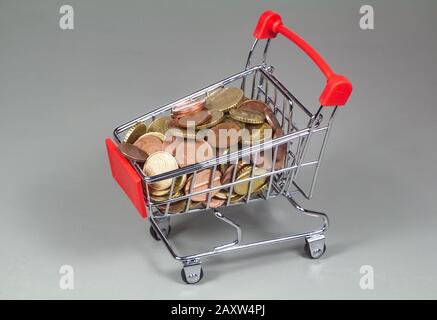 Piccolo carrello di metallo e monete di euro Foto Stock