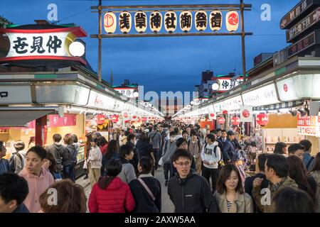 Giappone, Tokyo: Popolo giapponese nel Nakamise dori in serata, nel quartiere di Asakusa Foto Stock