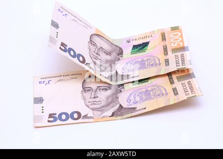 Due nuove banconote in tagli da 500 hryvnias ucraini isolate su sfondo bianco con ombra. Cambio di moneta europeo. Valuta Ucraina Foto Stock