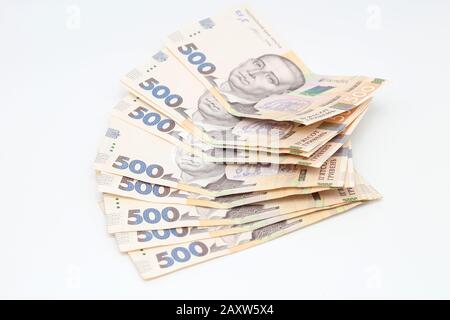 Fan di nuove banconote in tagli da 500 hryvnias ucraini isolato su sfondo bianco con ombra. Cambio di moneta europeo. Valuta Ucraina Foto Stock