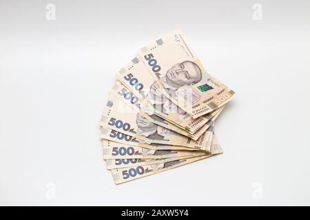 Pile di nuove banconote in tagli da 500 hryvnias ucraini isolate su sfondo bianco con ombra. Cambio di moneta europeo. Valuta Ucraina Foto Stock