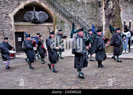 9 febbraio 2020, la band Green hackle Pipe si esibisce presso la torre di londra UK in aiuto della parata della polizia militare. Foto Stock